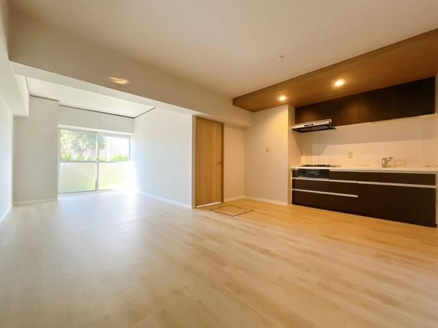 Renovated 2LDK Apartment with Private Garden in Yao, Osaka - Thumbnail 4