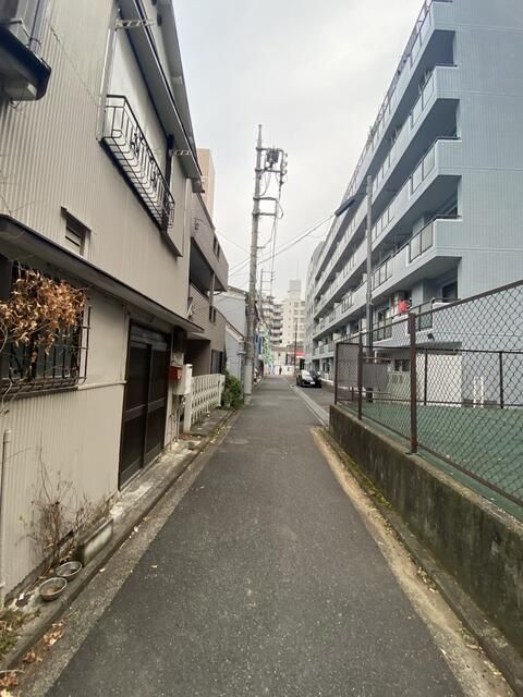 Compact 2K Wooden House for Sale in Yokohama's Naka Ward - Thumbnail 4