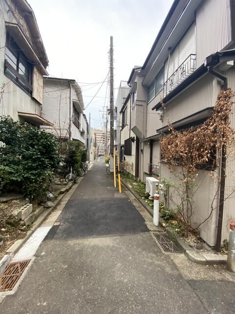 Compact 2K Wooden House for Sale in Yokohama's Naka Ward - Thumbnail 3