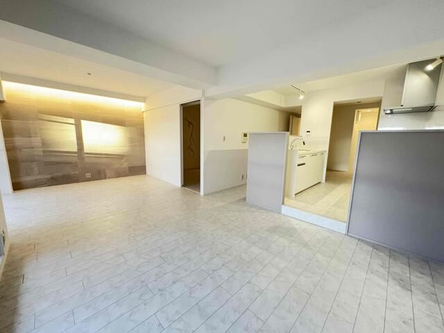 Refurbished 3LDK Apartment in Sun City Ikeda, Osaka - Thumbnail 4