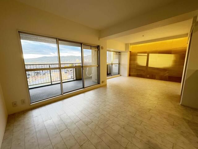 Refurbished 3LDK Apartment in Sun City Ikeda, Osaka - Thumbnail 3