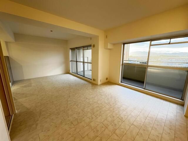 Refurbished 3LDK Apartment in Sun City Ikeda, Osaka - Thumbnail 2