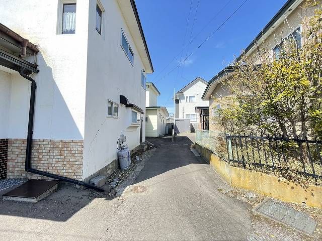 5LDK House for Sale in Hakodate, Hokkaido - Quiet Residential Area - Thumbnail 2