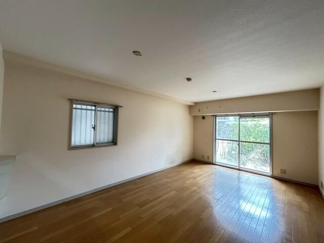 3LDK Apartment with Private Garden in Kaizuka, Osaka for Sale - Thumbnail 4
