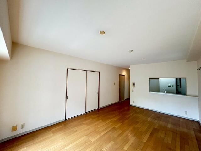 3LDK Apartment with Private Garden in Kaizuka, Osaka for Sale - Thumbnail 3