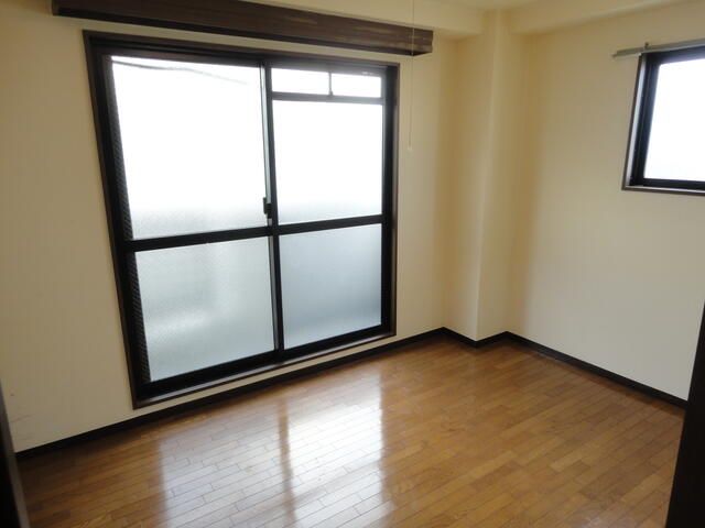 1R Apartment for Rent near Senbashi Station, Osaka - Thumbnail 3