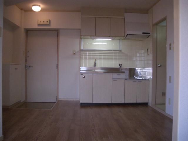 2DK Apartment for Rent in Kishiwada, Osaka - 45,000 Yen - Thumbnail 3