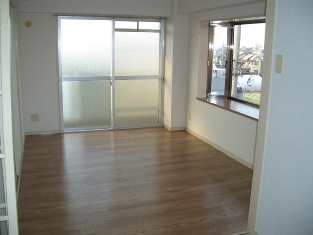 2DK Apartment for Rent in Kishiwada, Osaka - 45,000 Yen - Thumbnail 2
