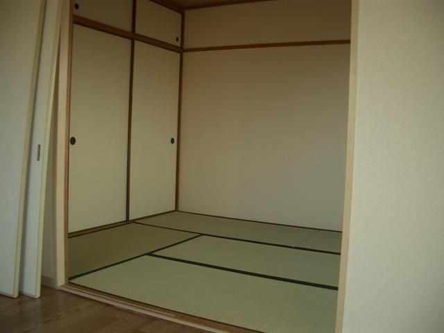 2DK Apartment for Rent in Kishiwada, Osaka - 45,000 Yen - Thumbnail 4