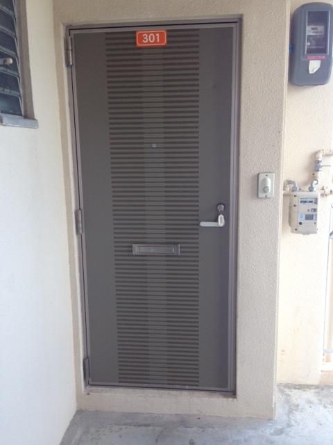 2LDK Apartment for Rent in Okinawa City with Triple-Sided Balcony - Thumbnail 2