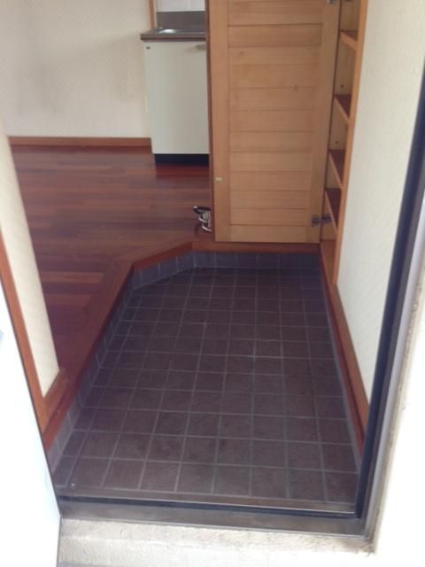 2LDK Apartment for Rent in Okinawa City with Triple-Sided Balcony - Thumbnail 3