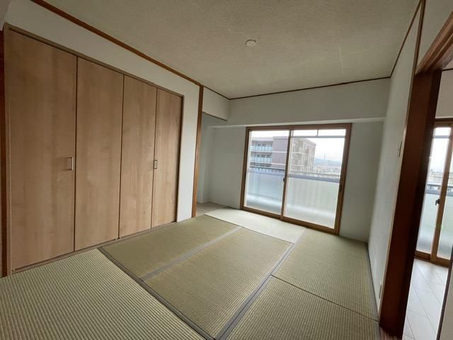 Refurbished 3LDK Apartment with View in Takatsuki, Osaka - Thumbnail 4