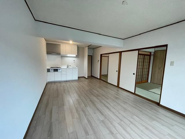Refurbished 3LDK Apartment with View in Takatsuki, Osaka - Thumbnail 2