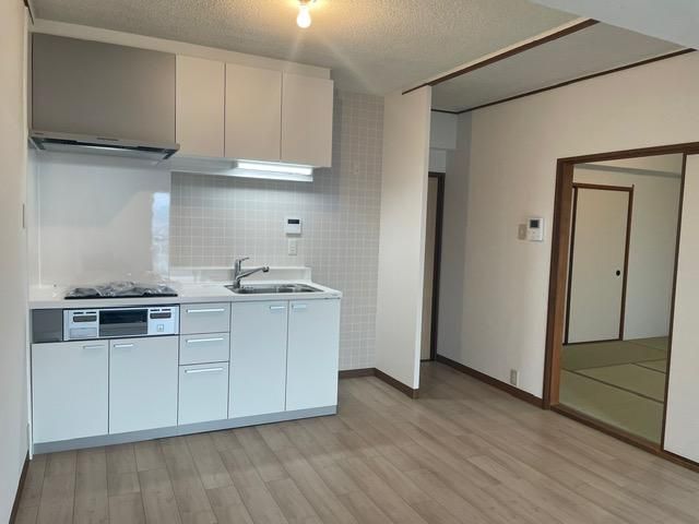 Refurbished 3LDK Apartment with View in Takatsuki, Osaka - Thumbnail 3