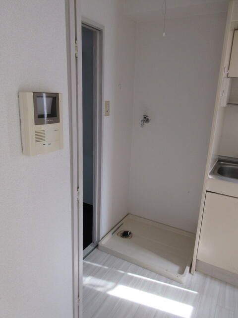 Sunny Top-Floor 1SK Apartment for Rent in Neyagawa, Osaka - Thumbnail 3
