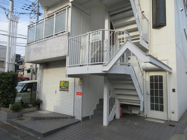 Sunny Top-Floor 1SK Apartment for Rent in Neyagawa, Osaka - Thumbnail 2