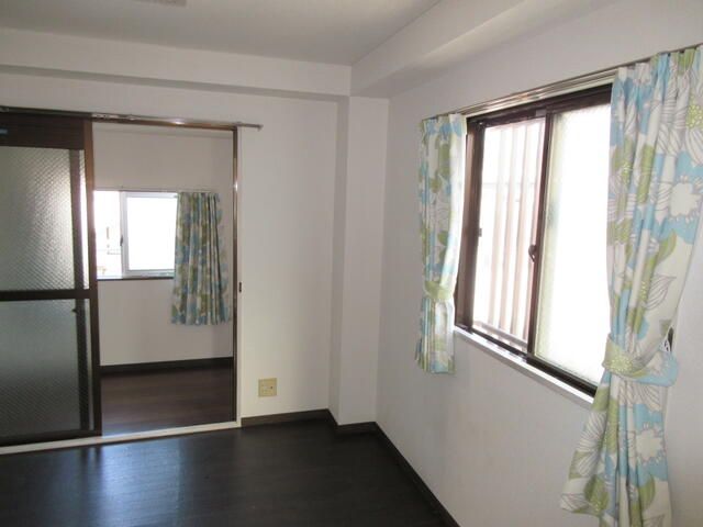 Sunny Top-Floor 1SK Apartment for Rent in Neyagawa, Osaka - Thumbnail 4