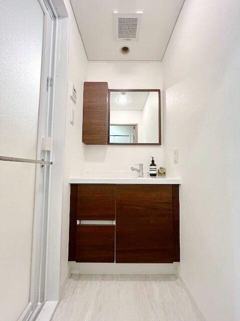 Renovated 1LDK Apartment with Tokyo Tower View in Azabujuban - Thumbnail 4