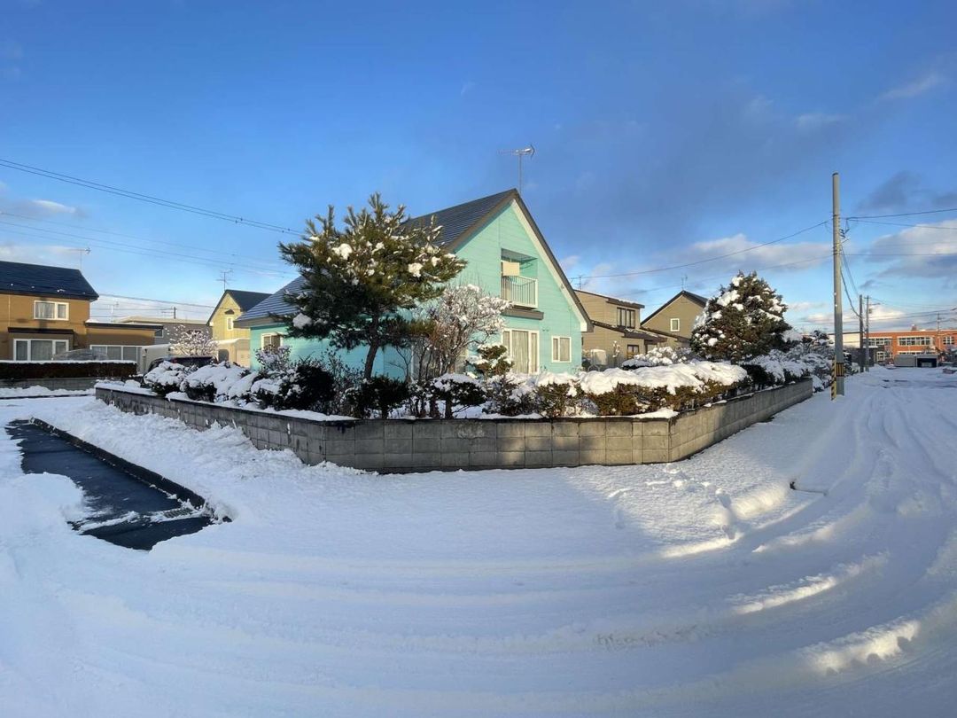 Spacious 4LDK House on Large Corner Lot in Chitose, Hokkaido - Thumbnail 2