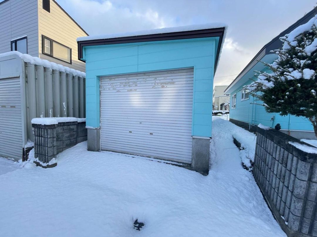 Spacious 4LDK House on Large Corner Lot in Chitose, Hokkaido - Thumbnail 4