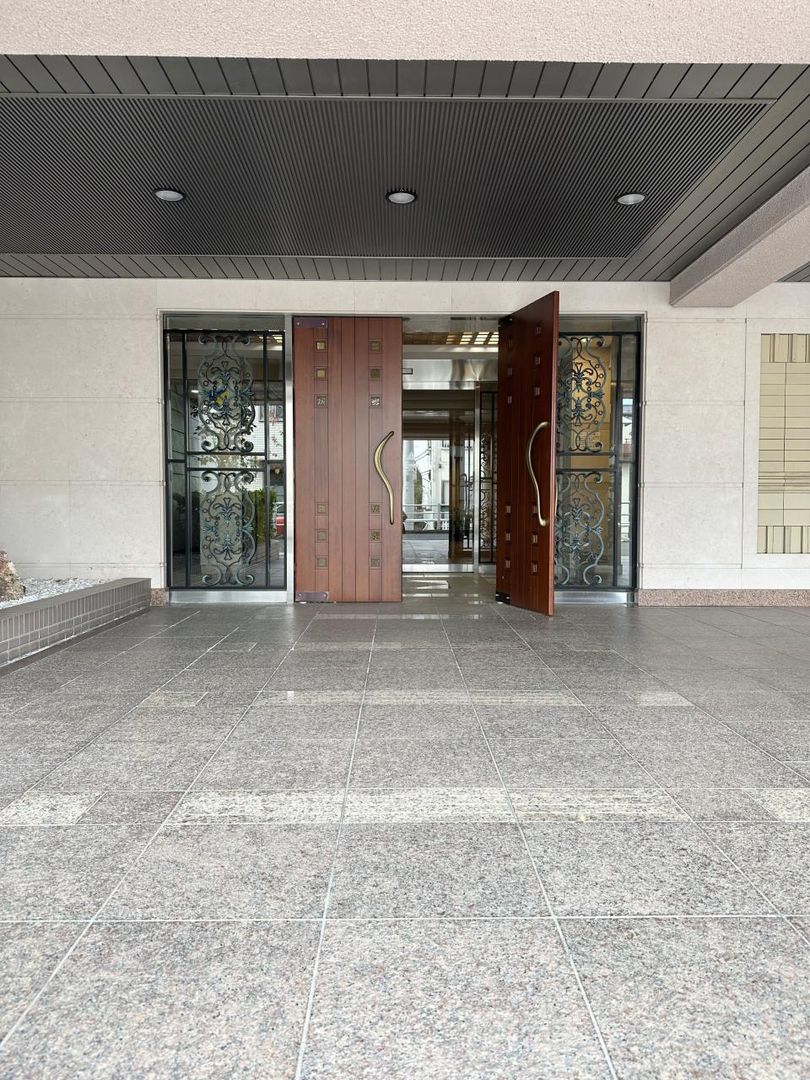 Renovated 3LDK Apartment for Sale in Meguro, Tokyo - Thumbnail 4