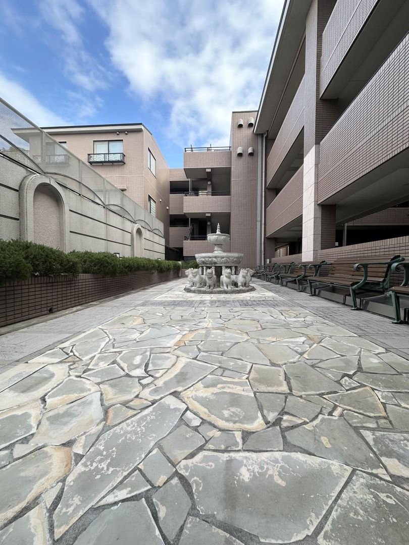 Renovated 3LDK Apartment for Sale in Meguro, Tokyo - Thumbnail 2