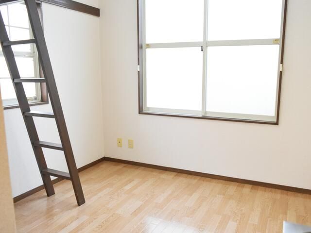 Kodaira Studio Apartment with Loft, Dual-Aspect Windows - Thumbnail 4