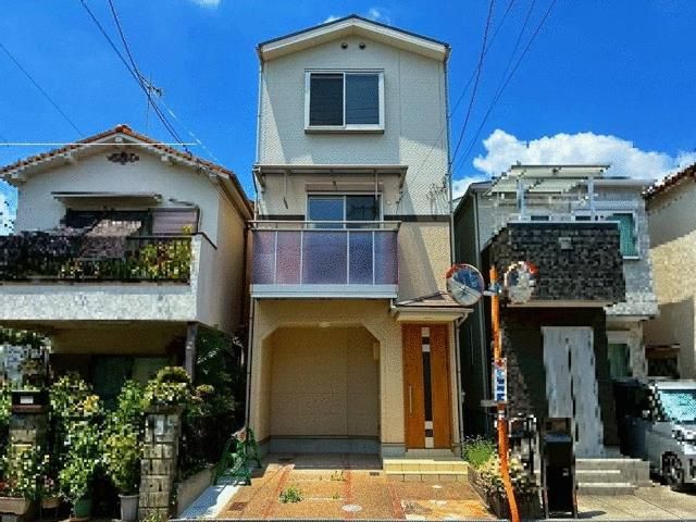 Spacious 3LDK Detached House for Sale in Neyagawa, Osaka - Image 1