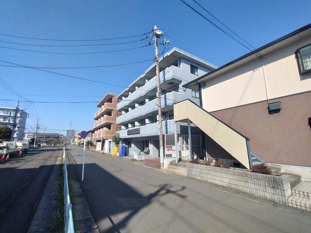 One-Room Investment Apartment for Sale near Hon-Atsugi Station - Image 1
