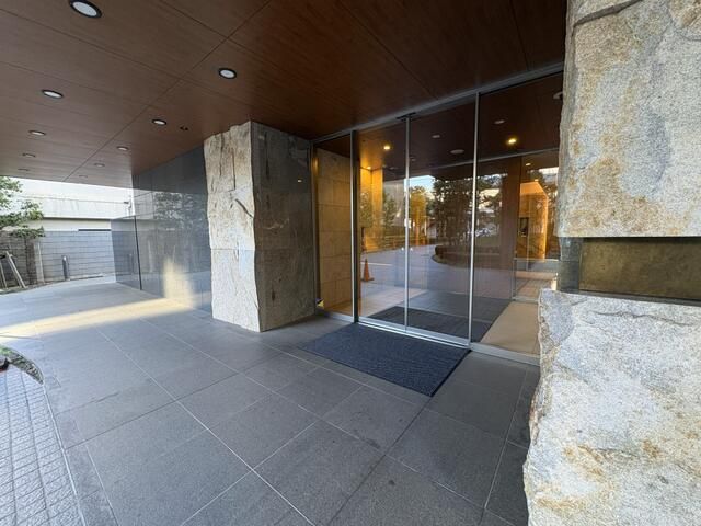 3LDK Apartment with Fuji View in Ota City, Tokyo | Park Tower Sanno - Thumbnail 4