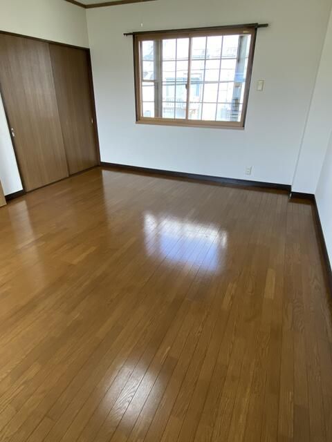 Spacious 1K Apartment for Rent in Toyama City's Gofuku Area - Thumbnail 2