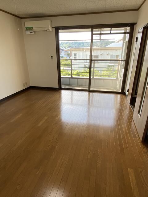 Spacious 1K Apartment for Rent in Toyama City's Gofuku Area - Thumbnail 3