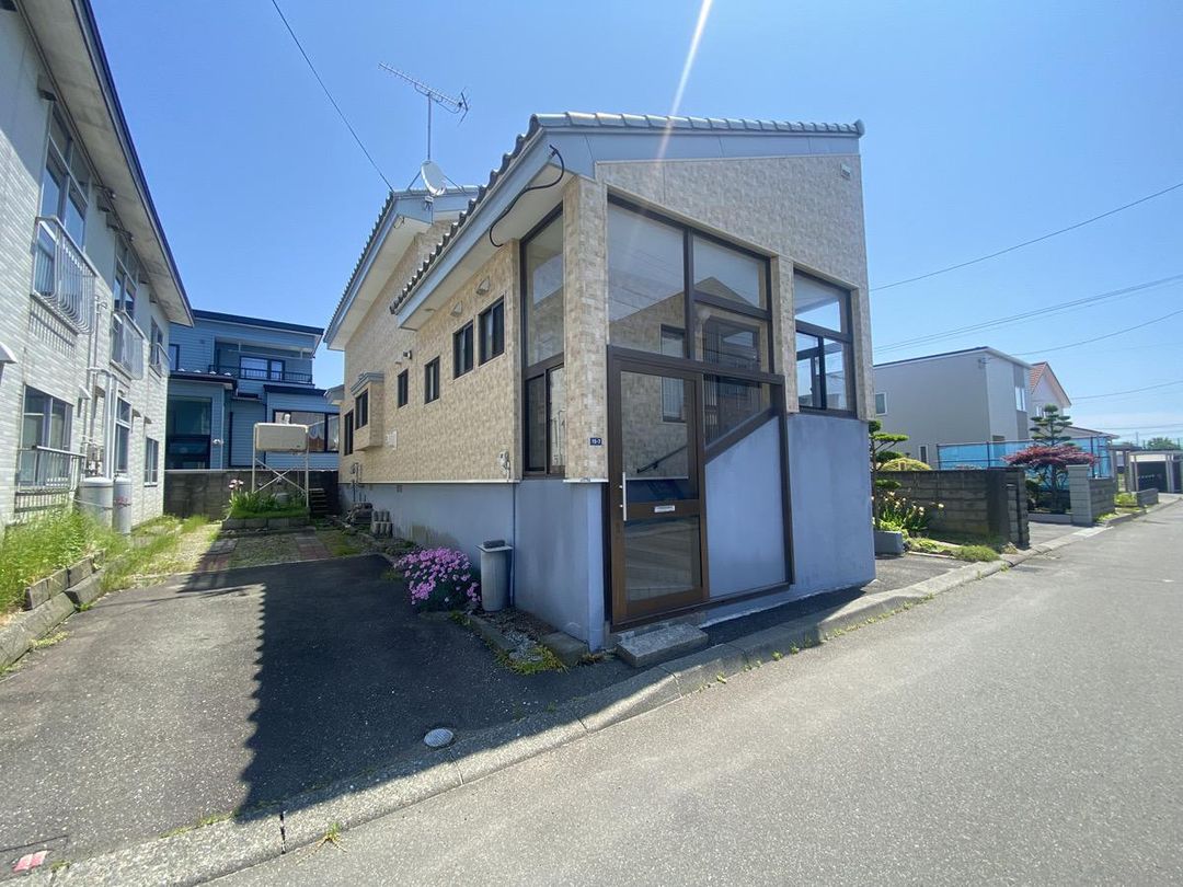 Renovated 4SLDK House with Tile Roof in Tomakomai, Hokkaido - Thumbnail 2