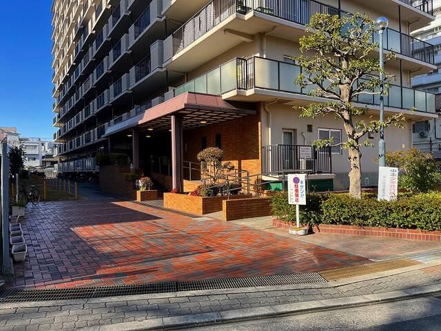 Pet-Friendly 2DK Apartment for Sale in Higashinari, Osaka - Thumbnail 3