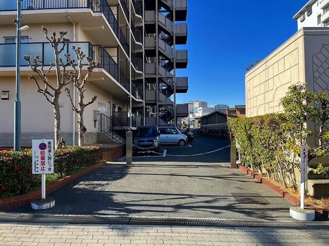 Pet-Friendly 2DK Apartment for Sale in Higashinari, Osaka - Thumbnail 4