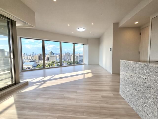 New 3LDK Apartment with Shitennoji Temple Views in Tennoji - Thumbnail 4