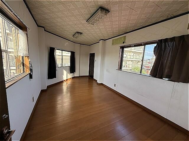 4LDK Corner Lot House for Sale in Takashi, Osaka - Thumbnail 2