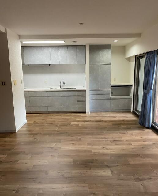 Renovated 4LDK Apartment for Sale in Osaka's Abeno Area - Thumbnail 4