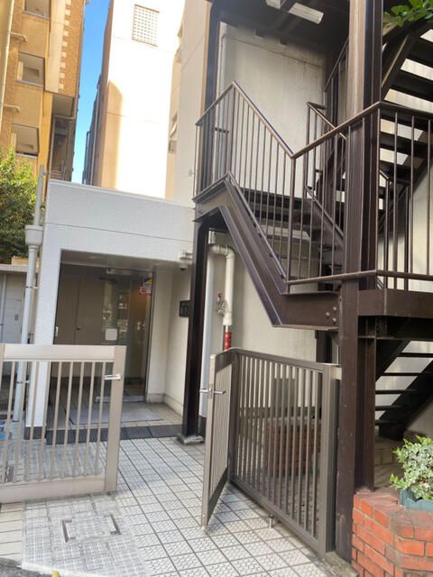 2DK Apartment for Sale in Minami-Ikebukuro, Tokyo - Office Use Allowed - Thumbnail 2