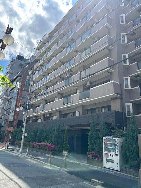 Renovated 1DK Apartment with Tokyo Tower View in Minato, Tokyo - Thumbnail 2