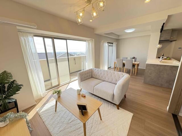 Renovated 3LDK Apartment for Sale in Ikeda, Osaka with Hilltop Views - Thumbnail 2