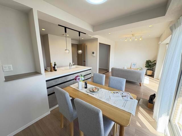 Renovated 3LDK Apartment for Sale in Ikeda, Osaka with Hilltop Views - Thumbnail 4