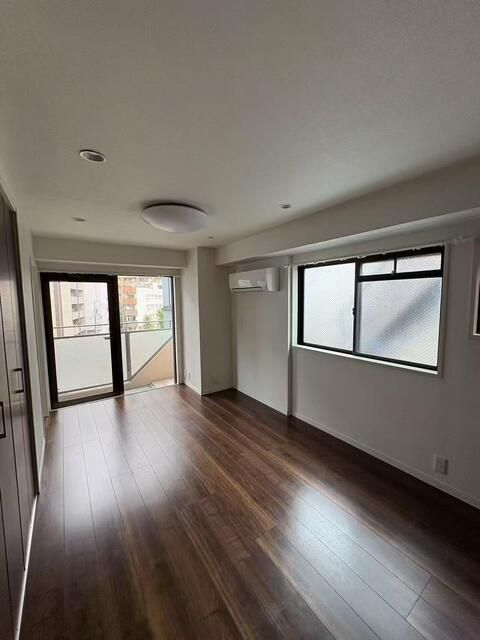 Renovated 1LDK Apartment for Sale in Shinjuku's Waseda, Tokyo - Thumbnail 2