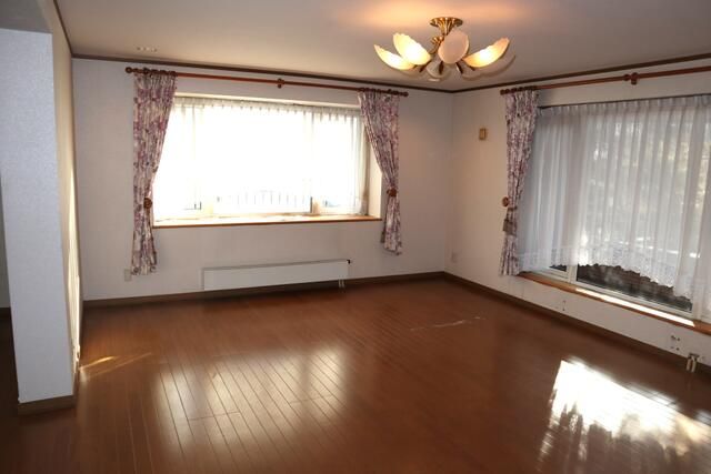 Spacious 4LDK Two-Generation House in Sapporo's Minami Ward - Thumbnail 4