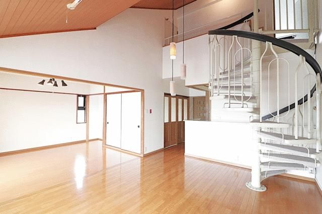Spacious 2SLDK Maisonette Apartment for Sale in Hirakata, Osaka - Thumbnail 4