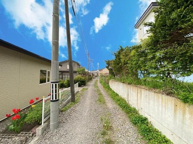 3LDK House for Sale in Nanae, Hokkaido - South-Facing Living Room - Thumbnail 4