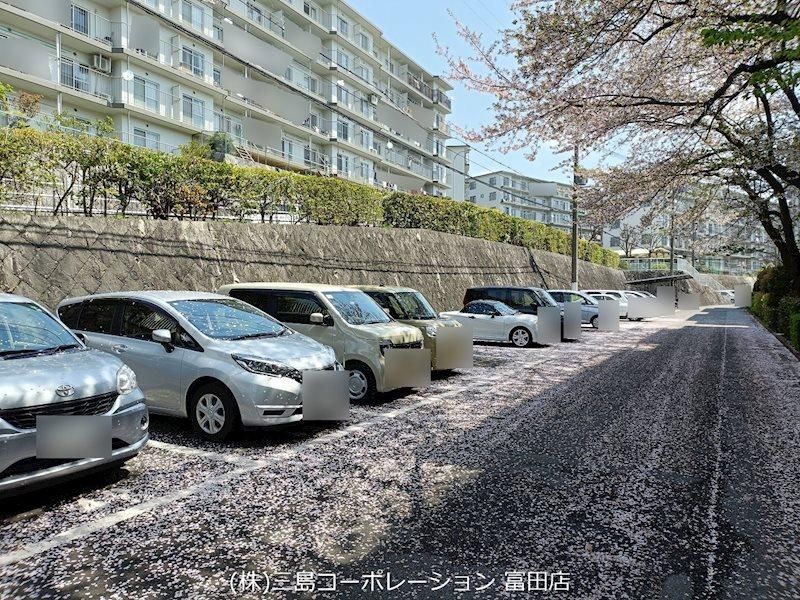 4DK Apartment with Dual Balconies & Garden in Takatsuki, Osaka - Thumbnail 3