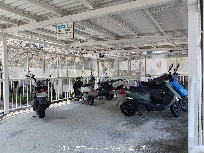 4DK Apartment with Dual Balconies & Garden in Takatsuki, Osaka - Thumbnail 4