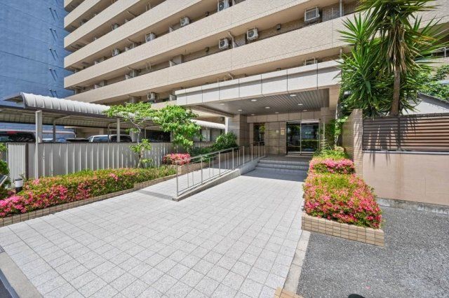 Renovated 3LDK Apartment for Sale in Minato-ku, Osaka - Thumbnail 2