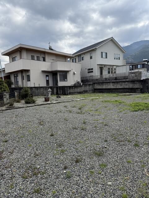 Spacious 8DK House in Shikokuchuo, Ehime with Large Lot - Thumbnail 2